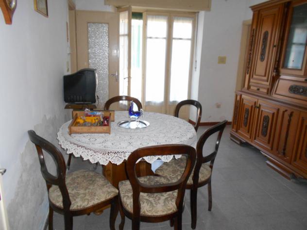 In zona centrale, ex cascinale composta da abitazione al piano terra: cucinino, tinello, tre vani e bagno; sempre al piano terra magazzino e box auto. - Foto 8