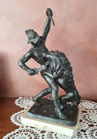 Ferdinando De Luca . Gladiatore che combatte