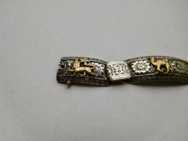 Braccialetto antico in argento cesellato a mano con miniature varie in oro - Foto 5
