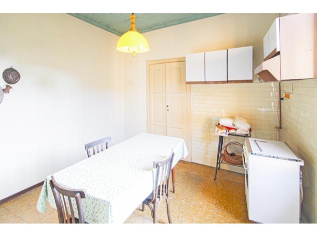 PORZIONE DI CASA DI CORTE CON BOX E LOCALI ACCESSORI - Foto 4