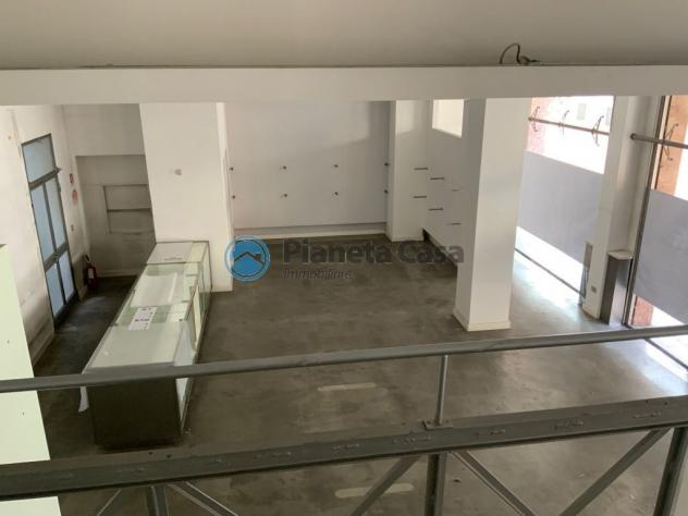 CENTRO STORICO: negozio con 4 vetrine, uffici e magazzino - Foto 8