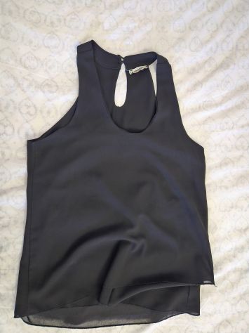 Top nero fluido Le Streghe con scollo sul retro