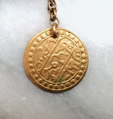 BELLISSIMA COLLANA ETNICA GIROCOLLO IN AUTENTICO LAPISLAZZULO E MONETE OTTONE. - Foto 6
