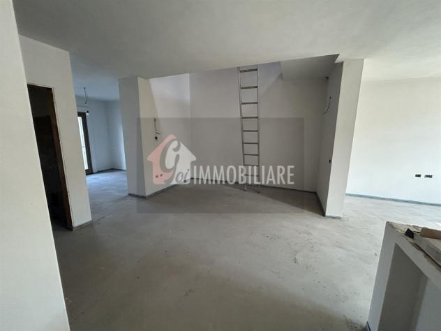 Elegante Quadrilocale Su Due Livelli con Travi a Vista e Posto Auto - Foto 3