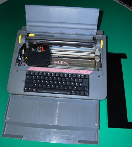 Macchina da scrivere elettrica facit mod T110