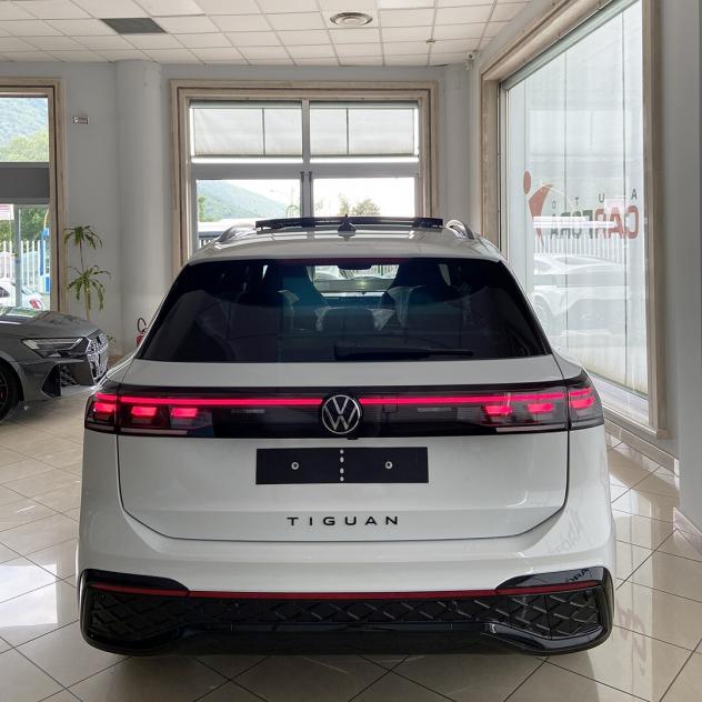Volkswagen Tiguan 2.0 150cv DSG R-Line black pack |tetto+matrix+r19"| AUTOCARRO - Foto 4