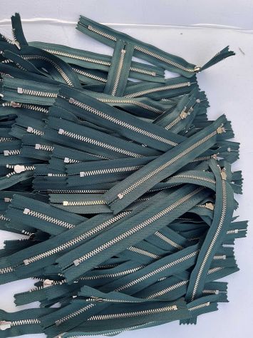 X26 Cerniere YKK senza tiretto cm 20 col. Verde – Pz. 95