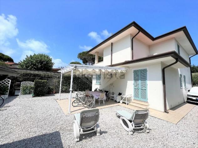 VILLA di 10 vani e di 160 mq (PIETRASANTA) rif. 554/VE