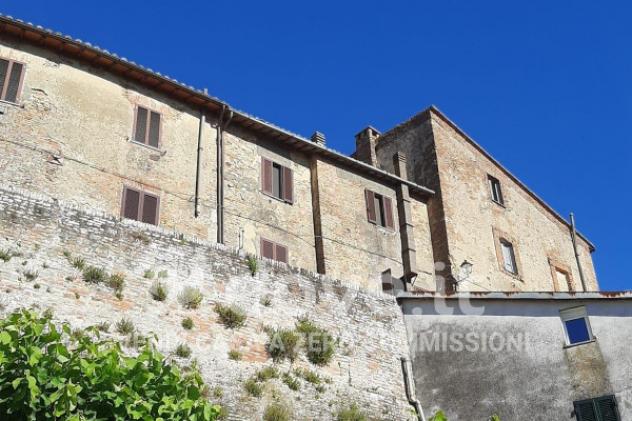 Palazzo / Stabile di 292 m² con più di 5 locali in vendita a Fabro - Foto 3
