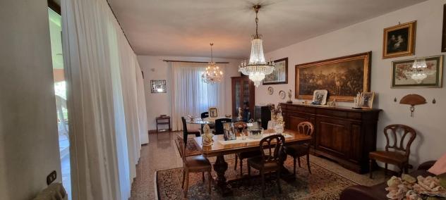 Villa in vendita a Marina di Carrara - Carrara 350 mq Rif: 1132845