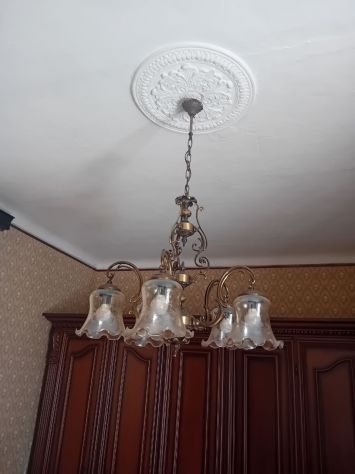 Vecchio lampadario in vetro e ottone