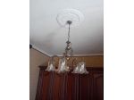 Vecchio lampadario in vetro e ottone