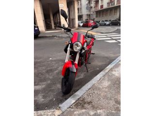 Vendesi moto naked
