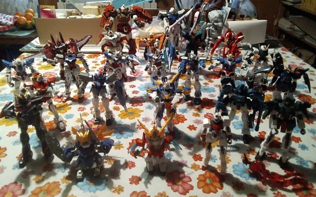 27 modellini GUNPLA action figures GUNDAM e simili