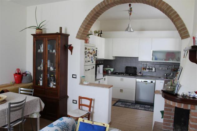Elegante casa a schiera ristrutturata nel cuore del paese