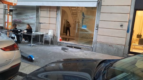 NEGOZI IN AFFITTO ED IN VENDITA A MILANO ZONE DI FORTE PASSAGGIO PEDONALE - Foto 3