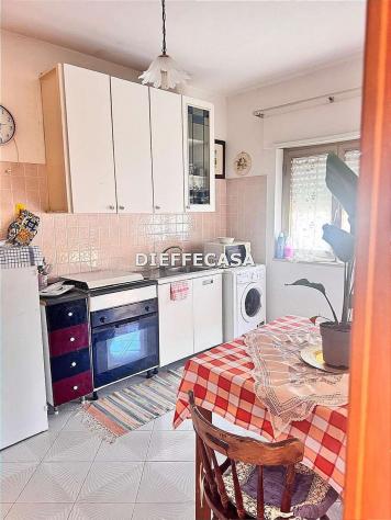 V2639 - In vendita in centro appartamento con balconi e posti auto - Foto 4