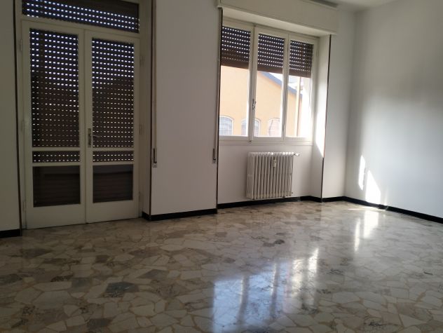 Borgo Trento affittasi ampio quadrilocale con garage e cantina