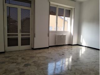 Borgo Trento affittasi ampio quadrilocale con garage e cantina