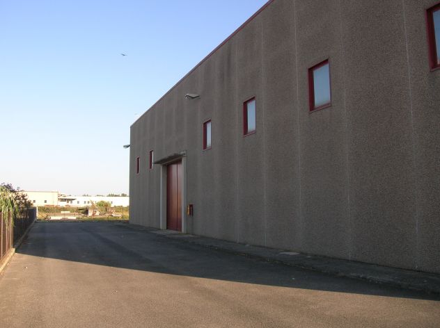 AFFITTASI CAPANNONE INDUSTRIALE DI PREGIO - ZONA STRATEGICA - Foto 3