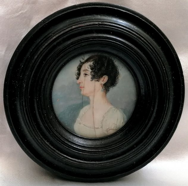 RARA MINIATURA DI DAMA DI EPOCA NAPOLEONICA, CORNICE LIGNEA ROTONDA.