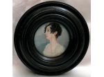 RARA MINIATURA DI DAMA DI EPOCA NAPOLEONICA, CORNICE LIGNEA ROTONDA.