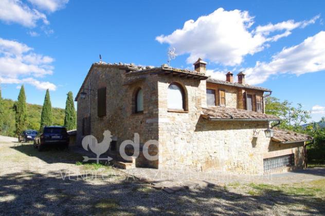 Rustico / Casale di 285 m² con più di 5 locali in vendita a Montepulciano