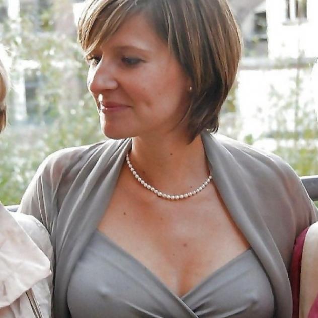 Donna matura in cerca di giovani ragazzi Tel: