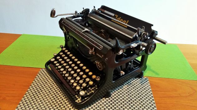 Macchina da scrivere antica: Ideal - mod. DZ33 Standard del 1936'