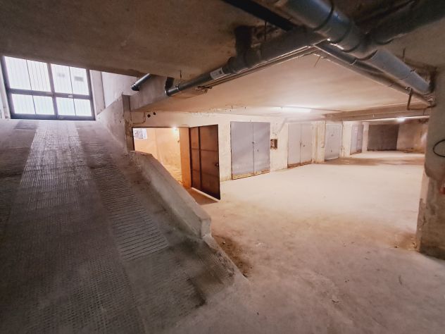 ZONA GELONE-VIA CARABELLI:GARAGE DI 15 MQ PIANO SEMINTERRATO