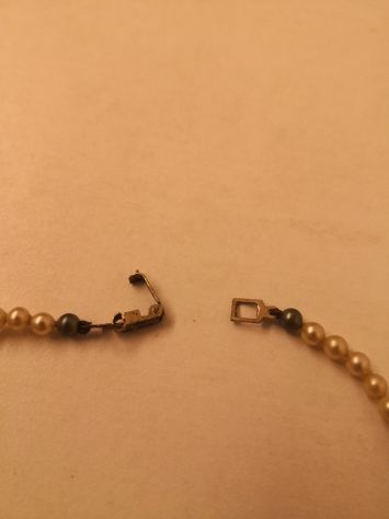 Collana girocollo con perle piccolissime di bigiotteria bianche con inserti. - Foto 3