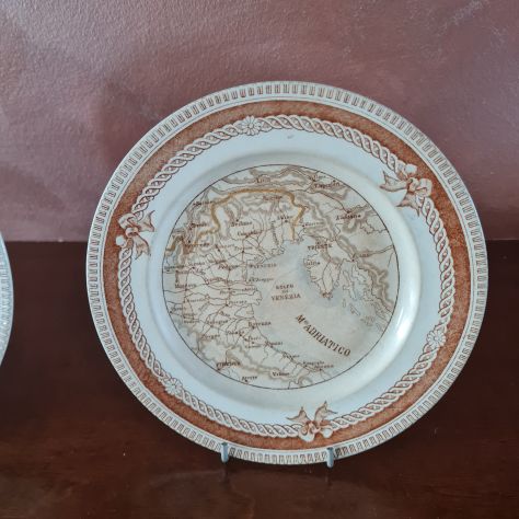 Set N° 2 piatti  Soc.Cer. Richard   serie  Geografia in  ceramica - Foto 3