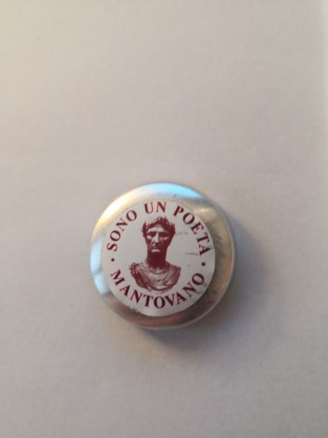 Spilla da giacca "Io sono un Poeta mantovano" creazione degli anni '90.
