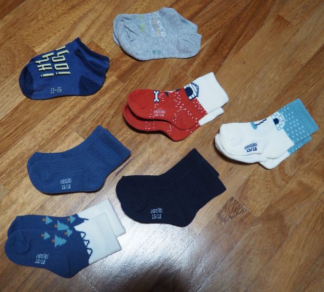 7 paia di calzini nuovi, 5 per neonato e 2 per bimbo/a