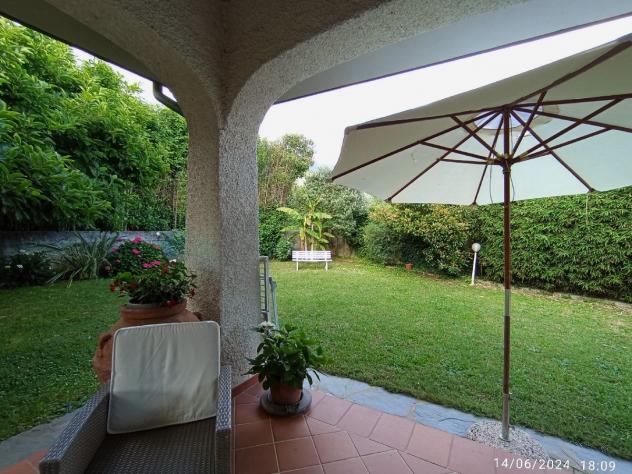 Villa di mq 350 .
Composta da due abitazioni che si vendono in blocco
Nel verde e ben esposta al sole
Poco distante dal centro - Foto 5