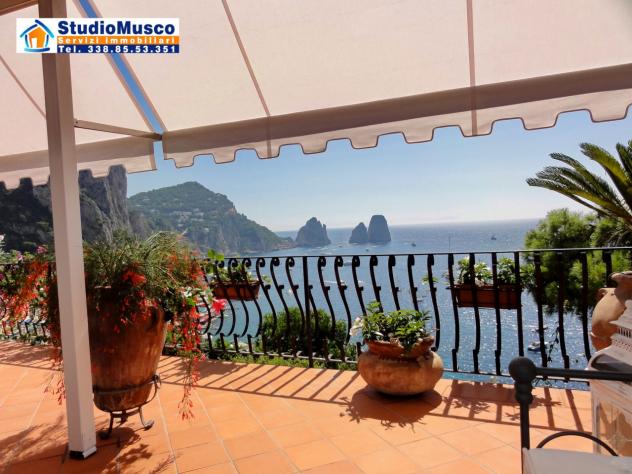 StudioMusco vende a Capri, su via Marina Piccola panoramicissimo appartamento indipendente. Con ampia terrazza panoramica, piccolo giardinetto, posto - Foto 2