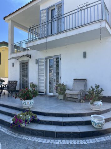 RIF. 108 VILLA SINGOLA DI 2 APPARTAMENTI CON GIARDINO OTTIMO STATO