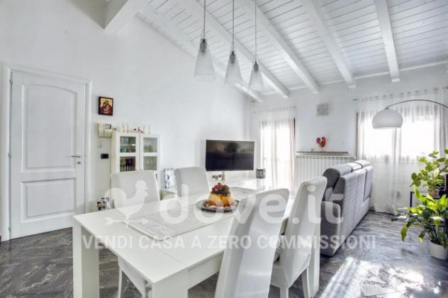 Attico / Mansarda di 77 m² con 3 locali in vendita a Comerio - Foto 4