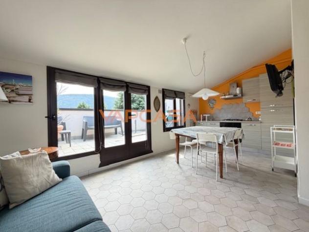PARATICO – ULTIMO PIANO CON TERRAZZINO, PISCINA E SCORCIO LAGO - Foto 8
