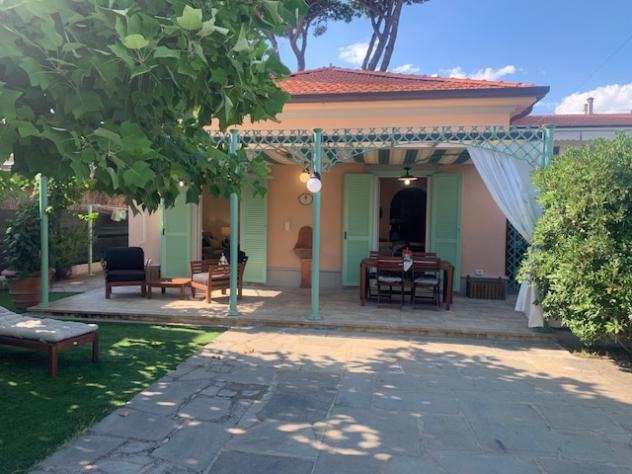 CASA INDIPENDENTE di 5 vani e di 102 mq (PIETRASANTA) rif. MP1026