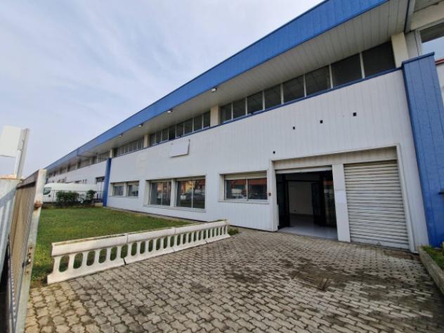 Immobile di 1052 m² con più di 5 locali in vendita a Novate Milanese