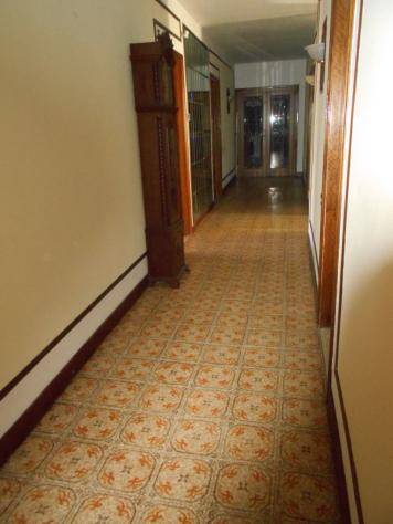 Spaziosa casa con due box auto e magazzino disposta su 2 piani oltre a sottotetto (non abitabile). Il Piano terra è composto da una taverna, uno spazi - Foto 15
