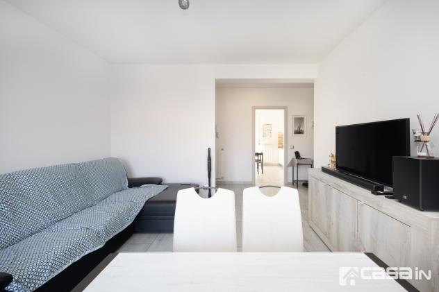 L'appartamento, ristrutturato internamente nel 2018, è composto da un luminoso soggiorno, da una cucina abitabile che si affaccia su un comodo balcone - Foto 6