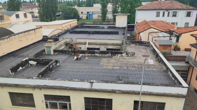 Immobile di 890 m² con più di 5 locali in vendita a Peschiera Borromeo