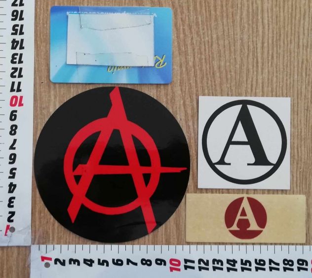 Adesivo sticker antimilitare anarchia "L'uomo finisce dove comincia il soldato" - Foto 10