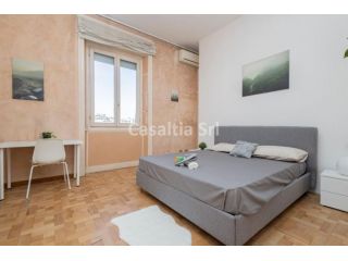 Stanza disponibile nella zona Caiazzo/Loreto, Milano. Disponibile dal 1° agosto.