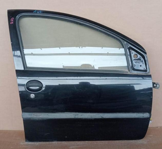 PORTA ANT.D. NERO MET. C/ALZ. E SERR.  Carrozzeria  Lamierati esterni  Porte  Porta ant. dx. CITROEN - C1 - 01-06-2005 - 01-06-2014, PEUGEOT - 107 - 0