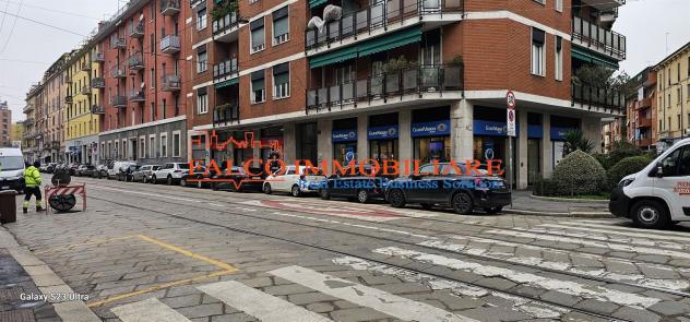 MILANO, VIA RUBENS 14 - VENDESI NEGOZIO 3 VETRINE 105 MQ ca. A REDDITO 8% ca. - Foto 2