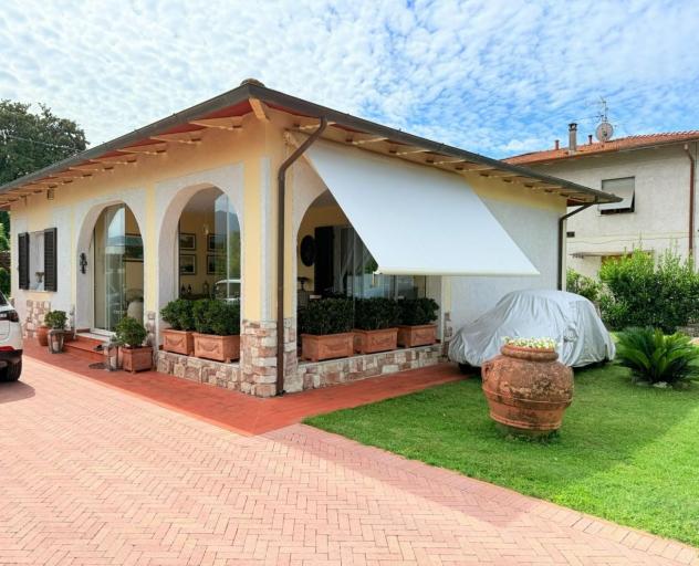 casa indipendente in vendita a Massa in zona Marina di Massa