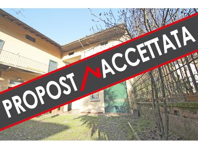 PORZIONE DI CASA DI CORTE CON BOX E LOCALI ACCESSORI